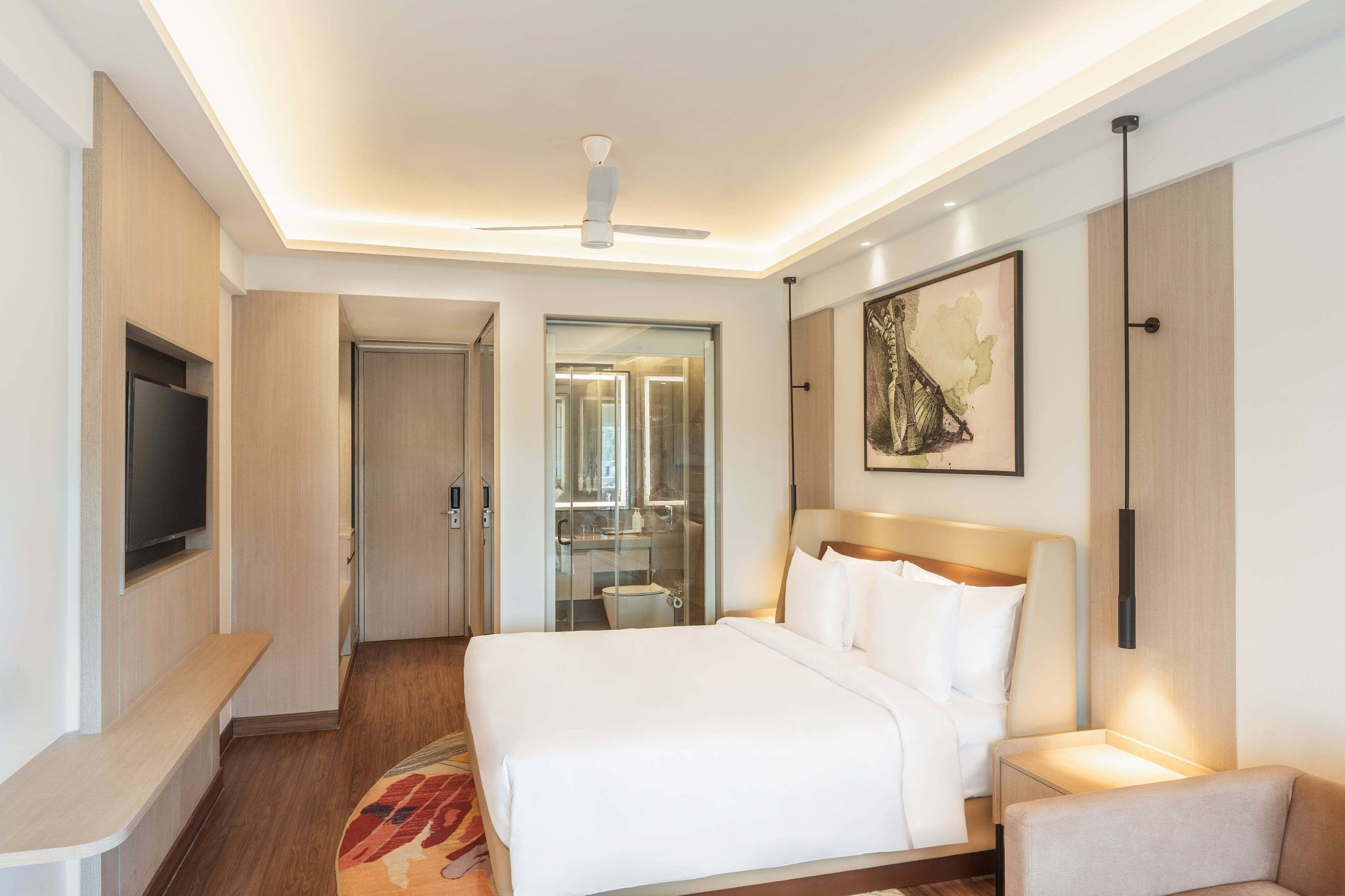 Habitación Deluxe | Caja fuerte, espacio para trabajar con un portátil, cortinas opacas