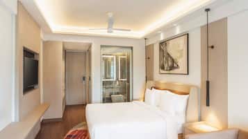 Habitación Deluxe | Caja fuerte, espacio para trabajar con un portátil, cortinas opacas