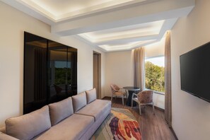 Caja de seguridad en la habitación y espacio para trabajar con laptop 