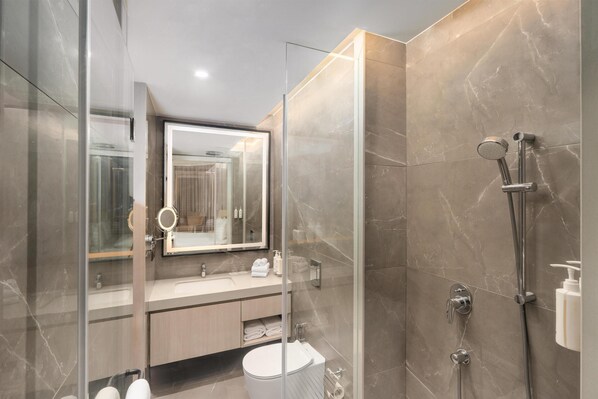 Suite | Bathroom | Shower, rainfall showerhead, free toiletries, hair dryer - Hotel Gwalior Regency, a member of Radisson Individuals (Gwalior)