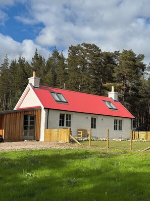 Exterior - Cosy Highland Cottage in the Woods in Cairngorms National Park (Logie Coldstone)