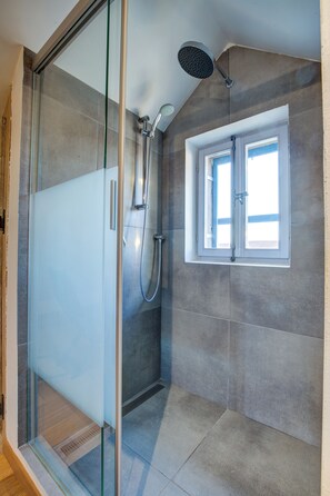Hair dryer, towels, soap, toilet paper - Secluded stone villa with private pool on peaceful Solta Island (Gornje Selo)