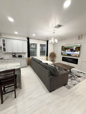 Een smart-tv, een open haard, videogames en een computerscherm