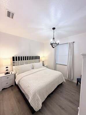 5 slaapkamers, een bureau, een strijkplank/strijkijzer, gratis wifi