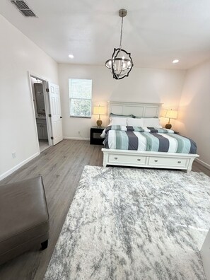 5 slaapkamers, een bureau, een strijkplank/strijkijzer, gratis wifi