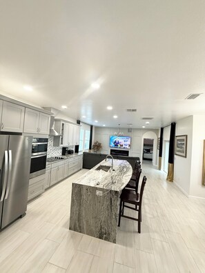 Een koelkast, een microgolfoven, een oven, een kookplaat