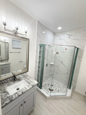 Dusche, Haartrockner, Handtücher, Seife
