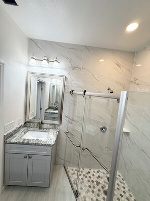 Dusche, Haartrockner, Handtücher, Seife