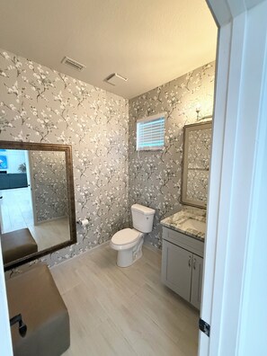 Een douche, een haardroger, handdoeken, zeep