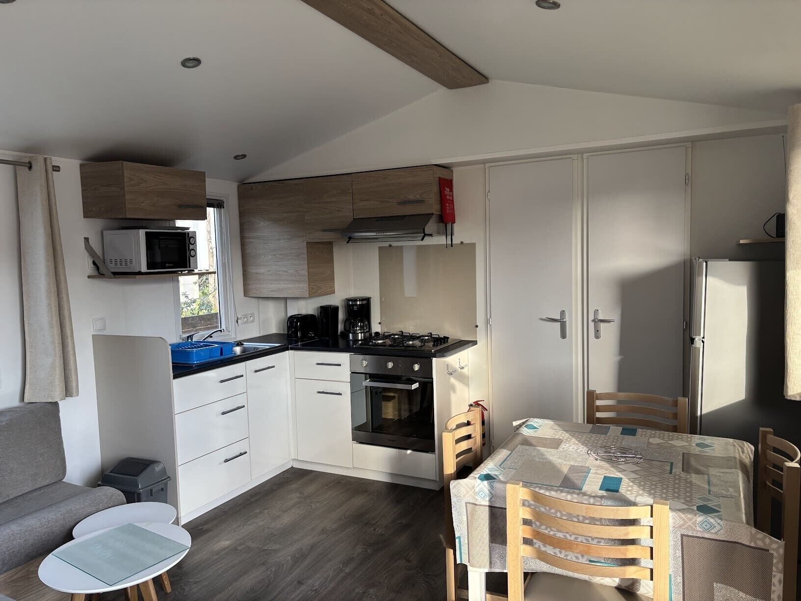 Refrigerador, microondas, horno, placa de cocina