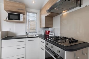 Réfrigérateur, micro-ondes, four, plaque de cuisson