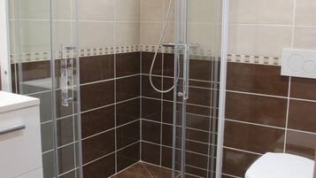 Chuveiro, secador de cabelo, toalhas de banho