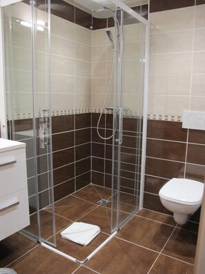 Shower, hair dryer, towels - Vanoise Apartment with Mountain View, Private Terrace, and Wi-Fi (Peisey-Nancroix)