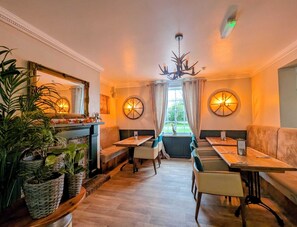 Dining - Grove Ferry Inn (Upstreet)