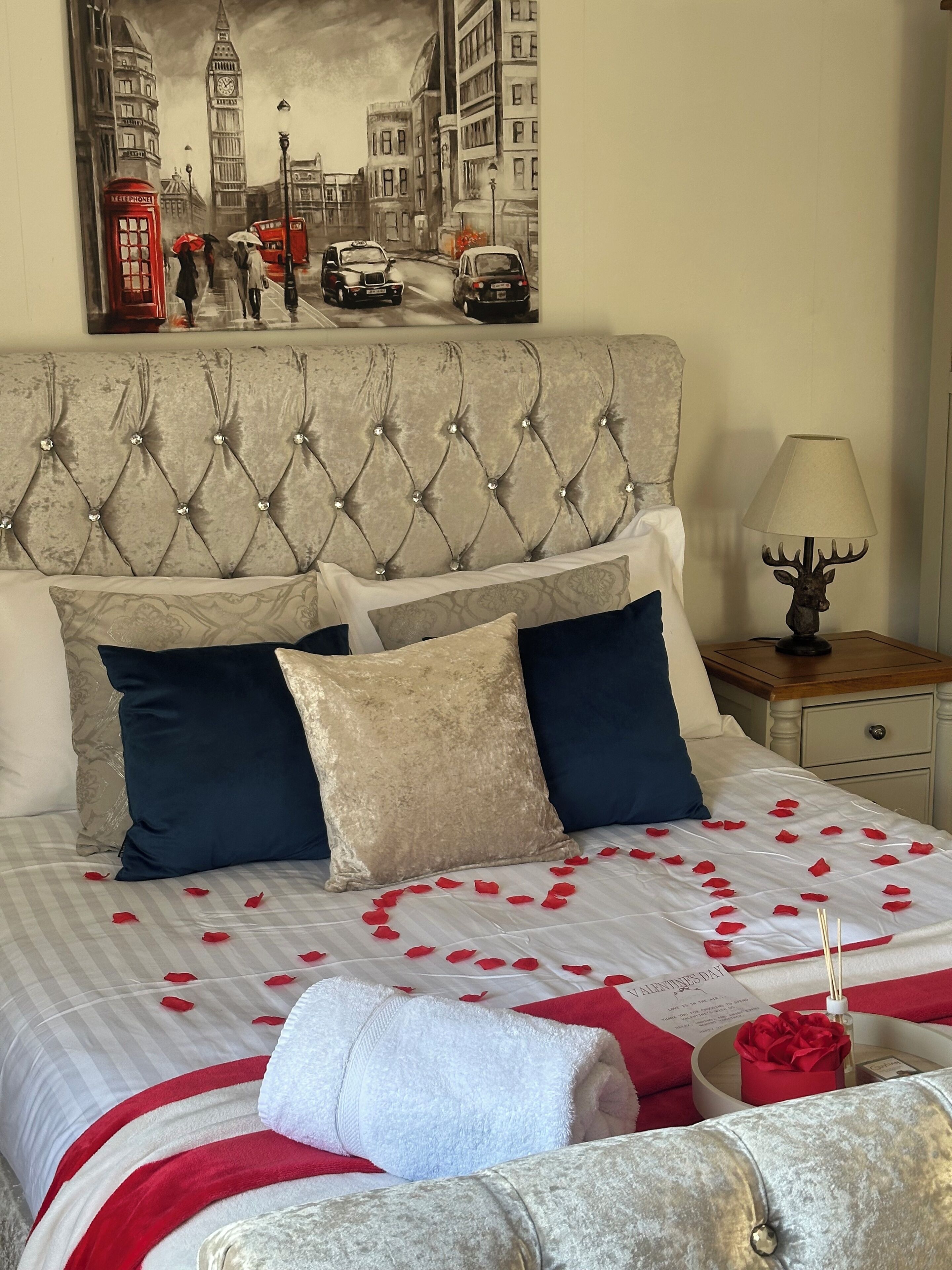 Comfort tweepersoonskamer, uitzicht op tuin | Een bureau, een laptopwerkplek, een strijkplank/strijkijzer, gratis wifi