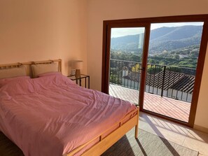 3 makuuhuonetta, silitysrauta/-lauta, Wi-Fi, vuodevaatteet