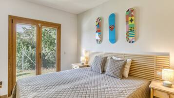 3 bedrooms, iron/ironing board, WiFi, bed sheets