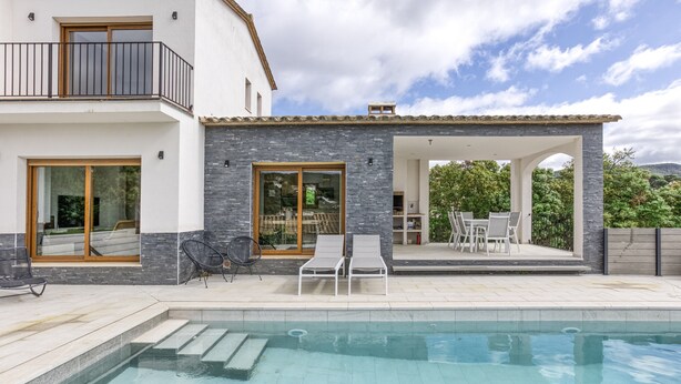 A modern house with a swimming pool, a covered patio, and a balcony. - Villa 'Maréa' with Sea Views, Wi-Fi, and Air Conditioning (Calonge)