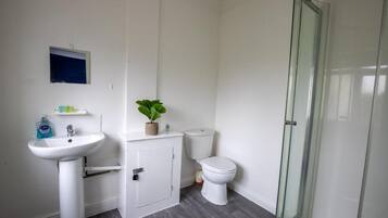 Chambre Double, vue ville | Salle de bain | Sèche-cheveux, serviettes fournies, savon, shampoing