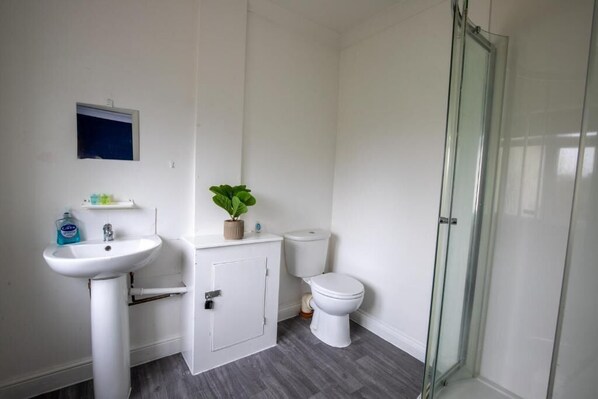 Double Room, City View | Bathroom