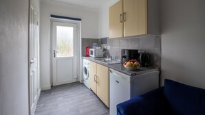 4 人部屋 | 専用キッチン | 電子レンジ、オーブン、コンロ、調理器具と食器