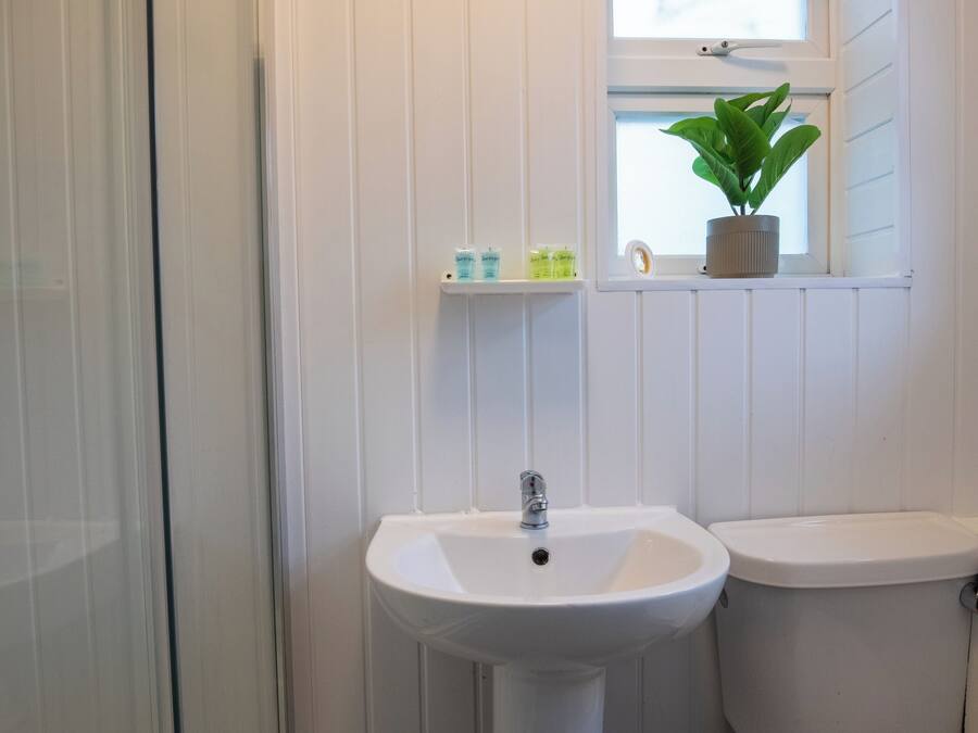 Quadruple Room | Bathroom | Hair dryer, towels, soap, shampoo