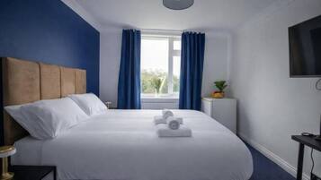 Dobbeltrom, byutsikt | Skrivebord, skrivebord for bærbar PC og wi-fi (inkludert)