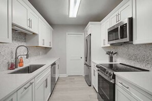 Fridge, microwave, oven, stovetop - Harbourfront Condo in Harbour Town (Hilton Head Island)
