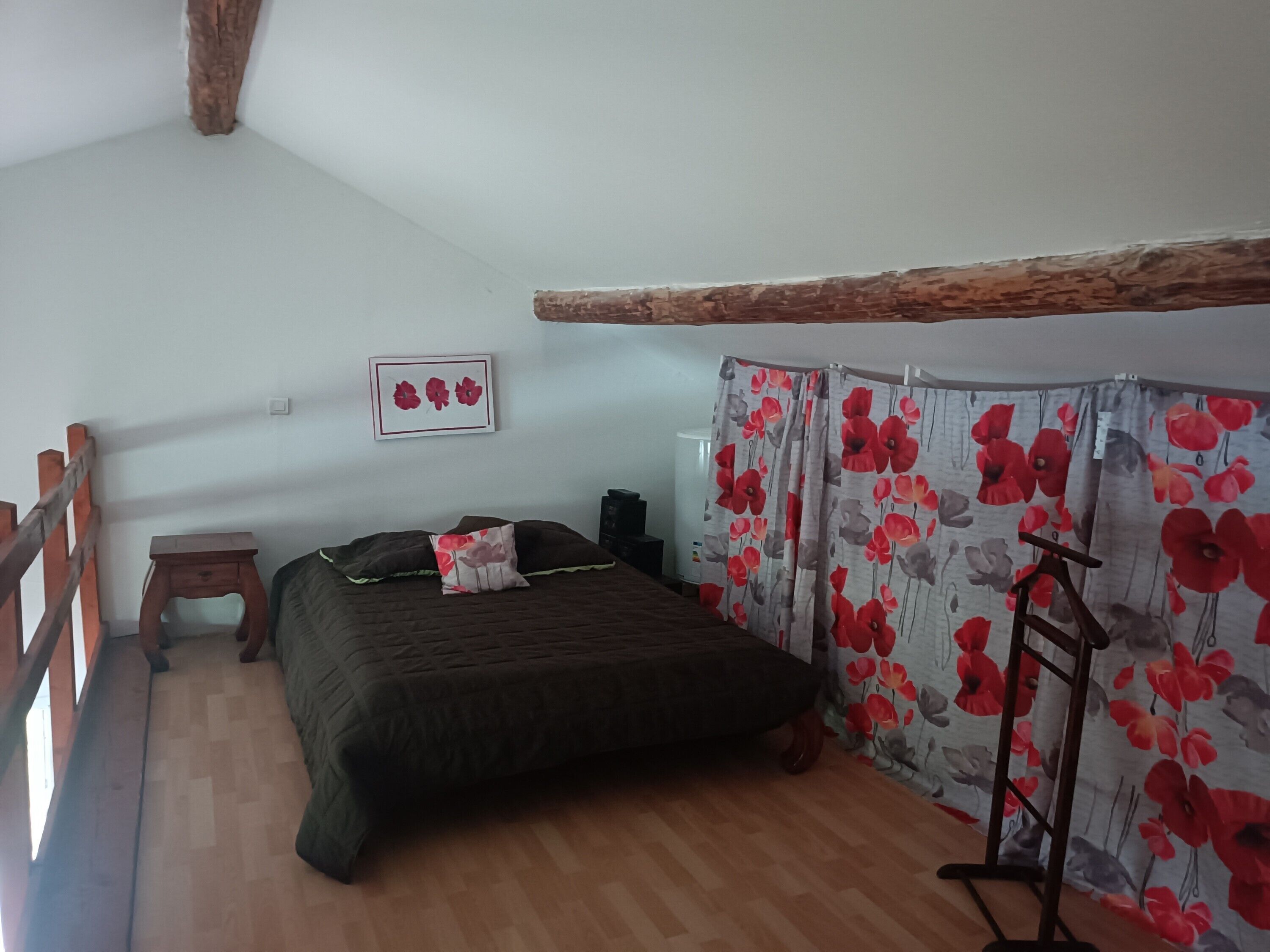 1 quarto, ferros/tábuas de passar roupa, roupa de cama