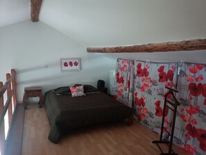 1 chambre, fer et planche à repasser, draps fournis