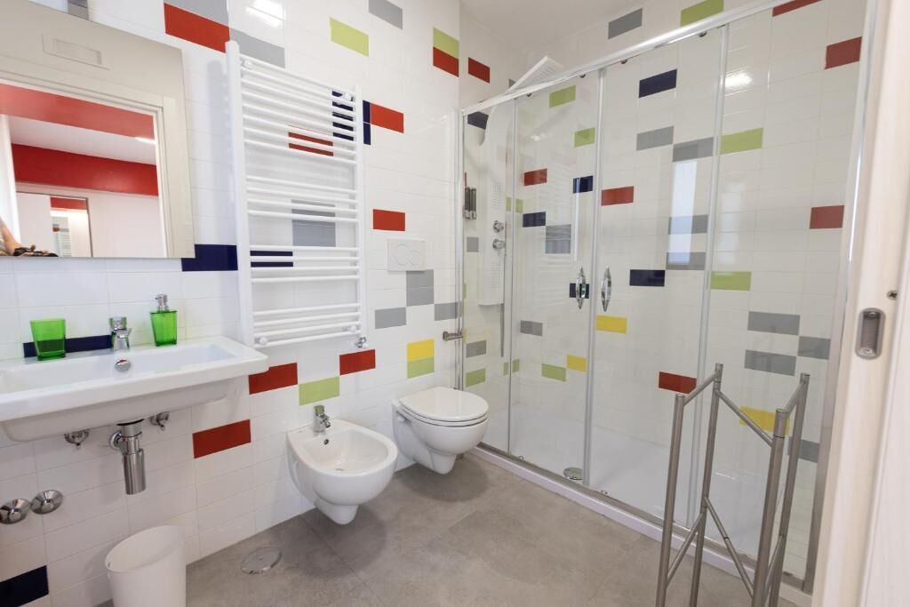 تجهيزات دش، مجففات شعر، مناشف، صابون