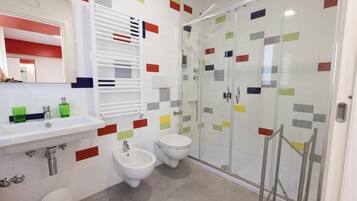 Dusche, Haartrockner, HandtĂŒcher, Seife