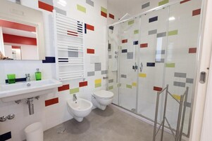 Chuveiro, secador de cabelo, toalhas de banho, sabonete