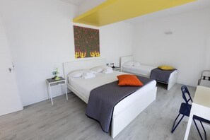 Habitación triple Deluxe, balcón | Escritorio, espacio para trabajar con laptop y wifi gratis 