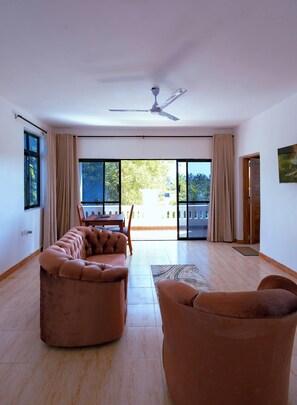 Apartamento Deluxe, balcón, vistas a la piscina | Zona de estar | Una televisión de pantalla plana