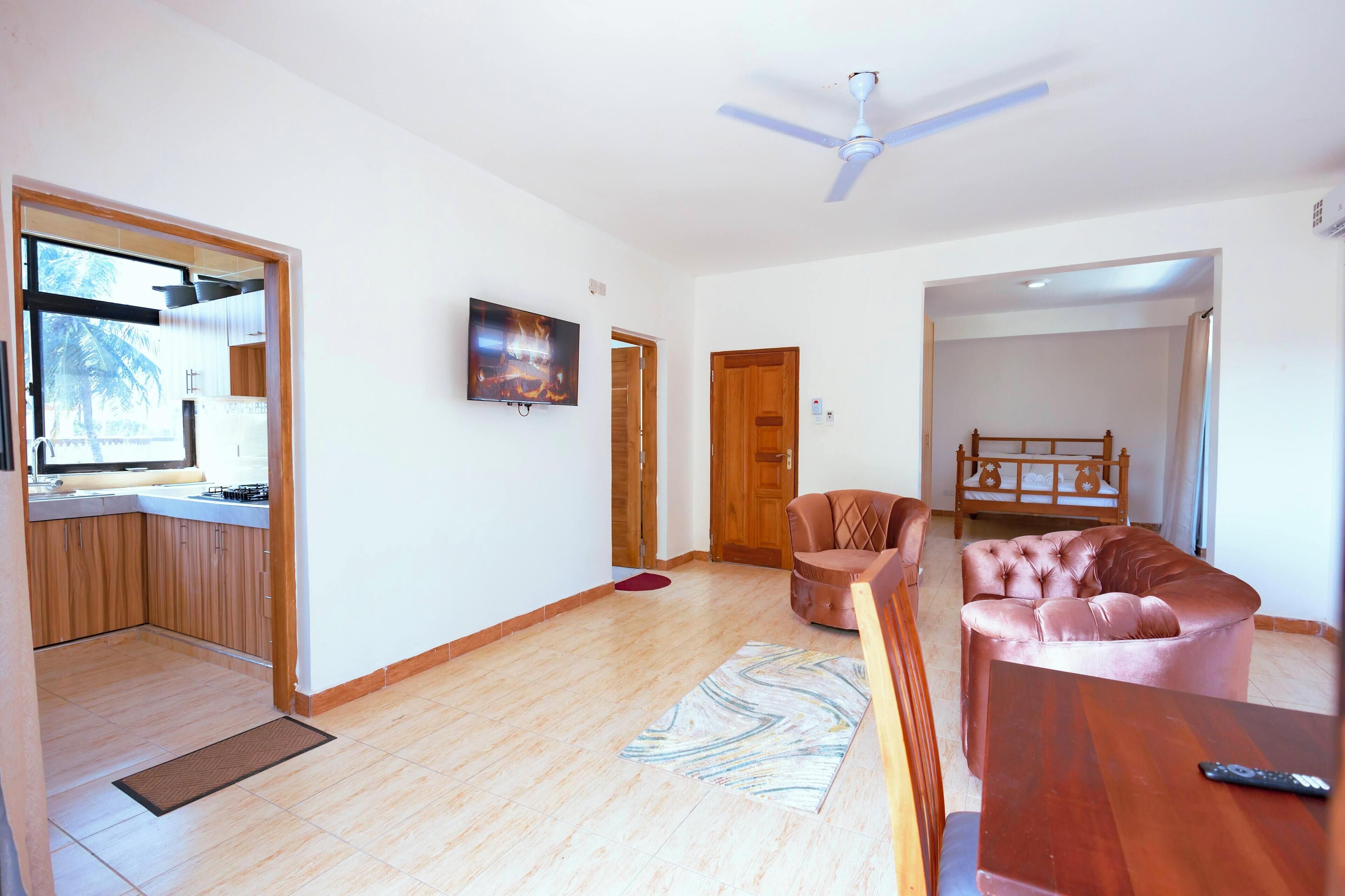 Deluxe Apartment, Balcony, Pool View | Ruang tamu | TV skrin rata 