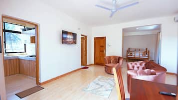 Deluxe Apartment, Balcony, Pool View | Ruang tamu | TV skrin rata