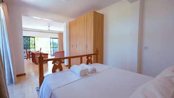 Escritorio y espacio para trabajar con laptop