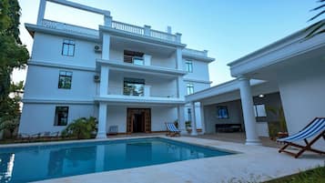 Una piscina al aire libre