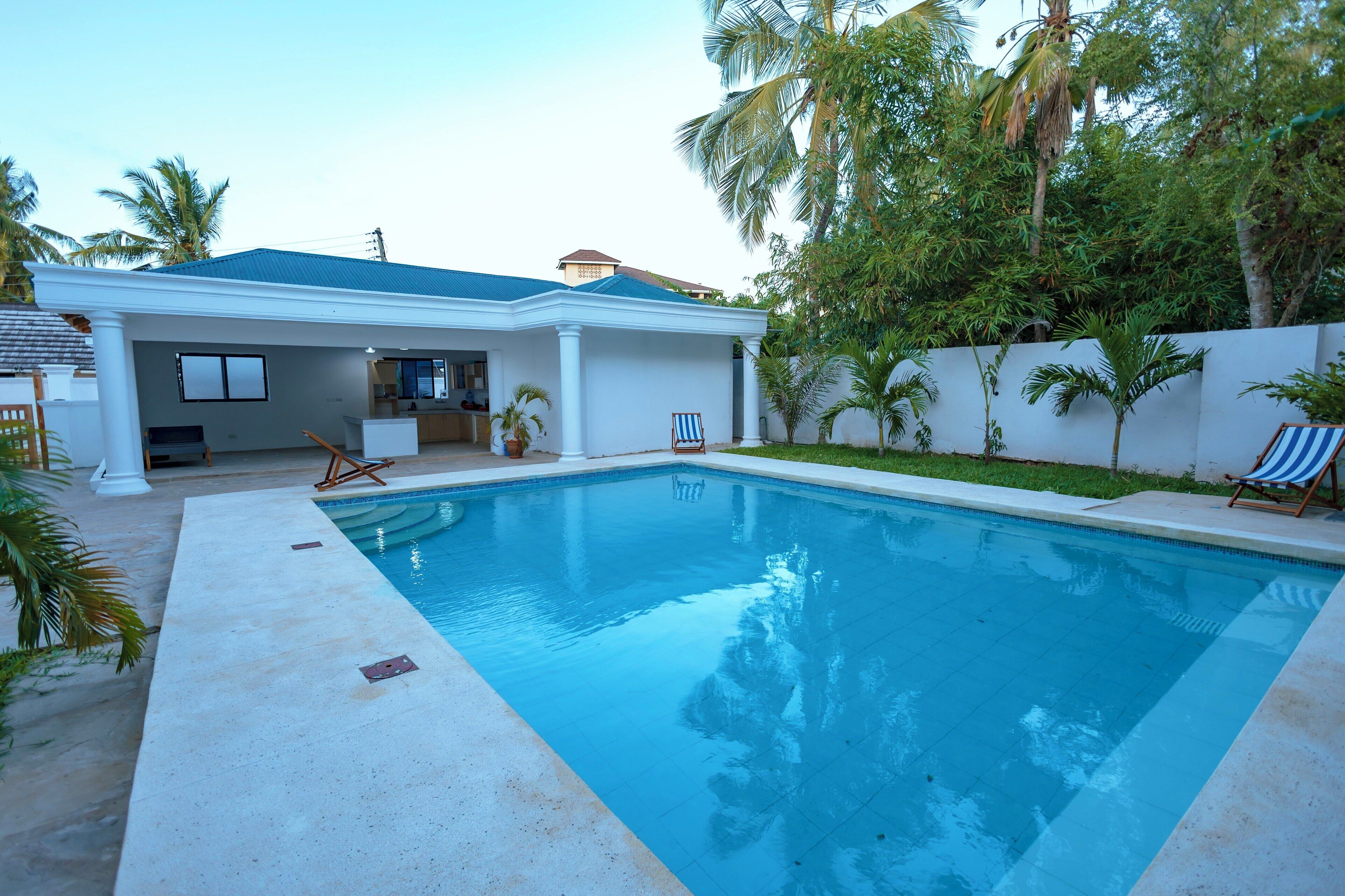 Una piscina al aire libre