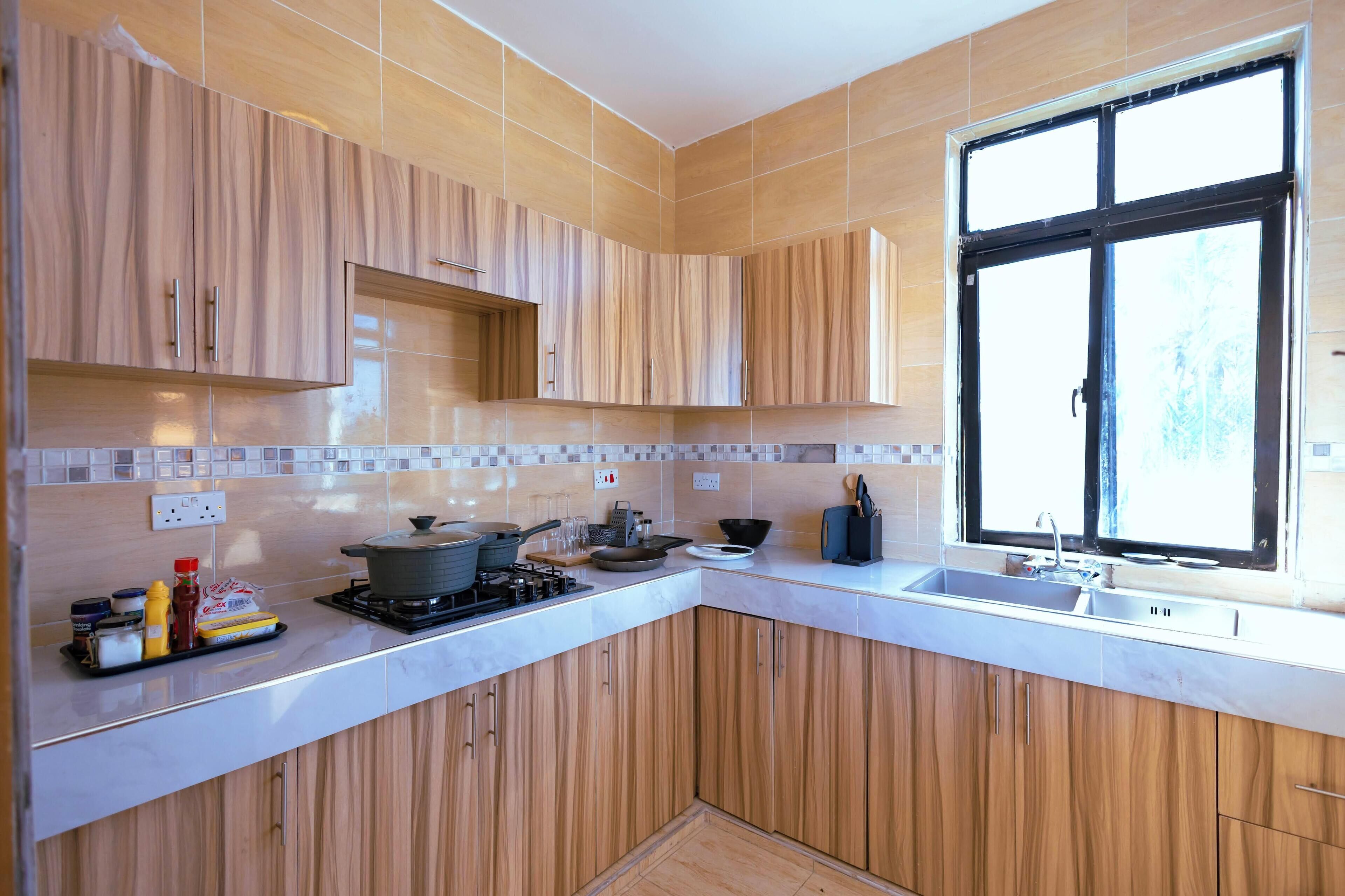 Apartamento Deluxe, balcón, vistas a la piscina | Cocina privada | Frigorífico, microondas, placa de cocina y utensilios de cocina