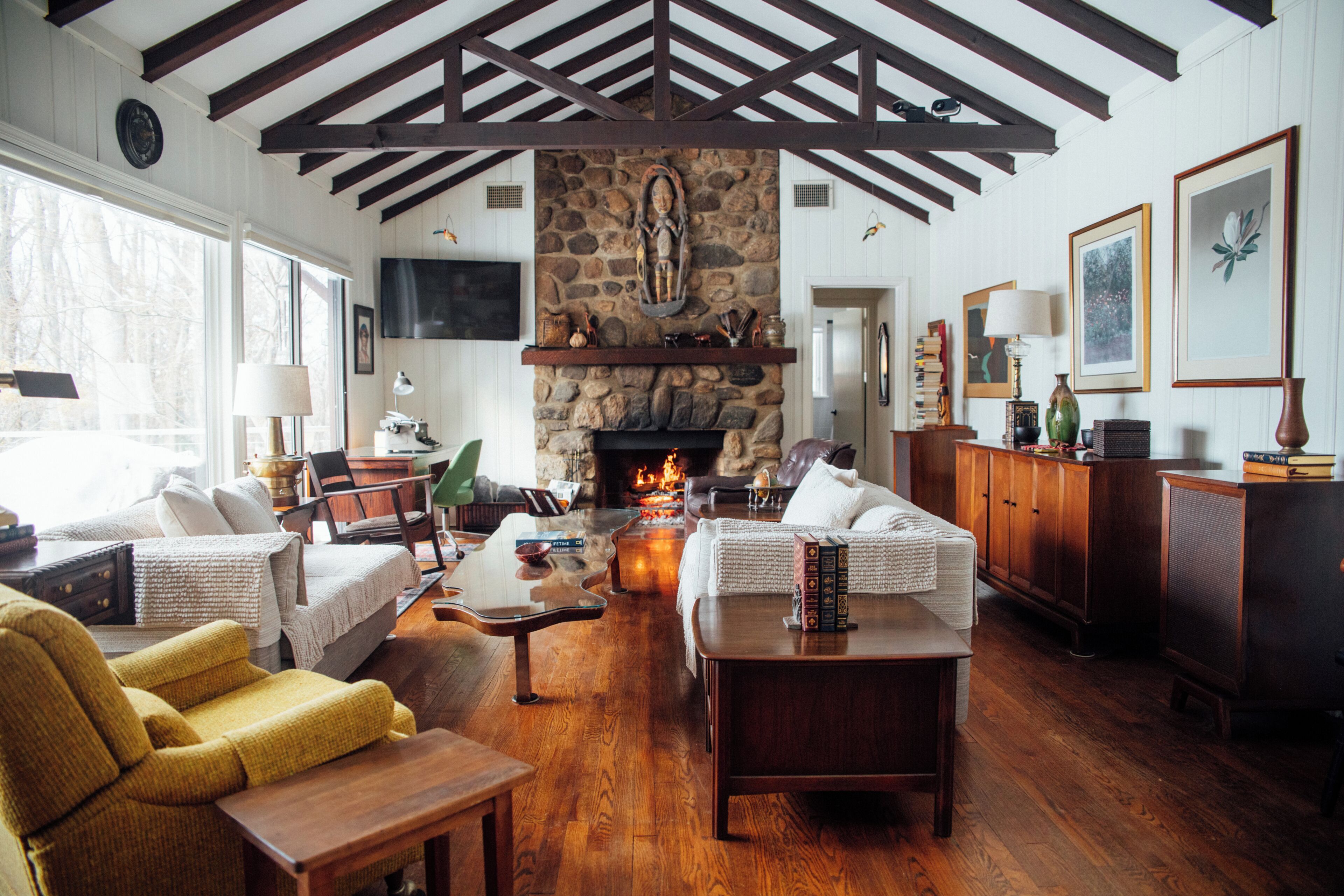 Smart TV, chimenea y libros 
