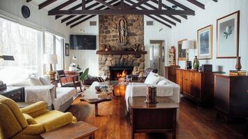 Smart TV, chimenea y libros
