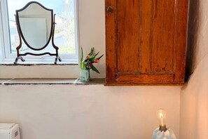 Interior - Charming 1850s Stone Cottage by Tintagel Castle & Coastal Path (Tintagel)
