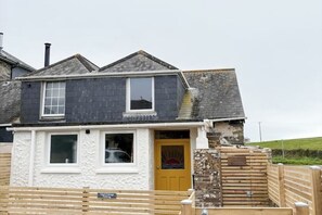Exterior - Charming 1850s Stone Cottage by Tintagel Castle & Coastal Path (Tintagel)