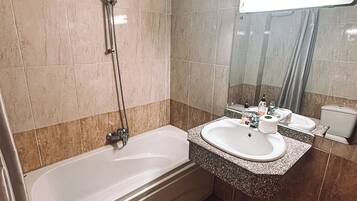 Serviettes fournies, savon, papier toilette