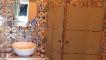 Camera doppia, balcone, vista mare | Bagno