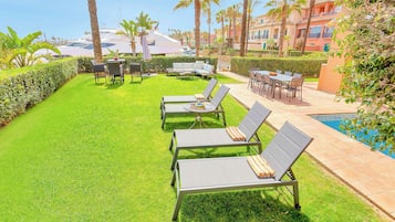 Luxury Apartment, 4 Bedrooms, Air conditioning, Marina View | Outdoor dining