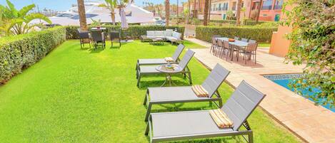 Luxury Apartment, 4 Bedrooms, Air conditioning, Marina View | Outdoor dining