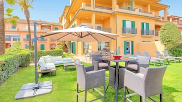 Luxury Apartment, 4 Bedrooms, Air conditioning, Marina View | Outdoor dining